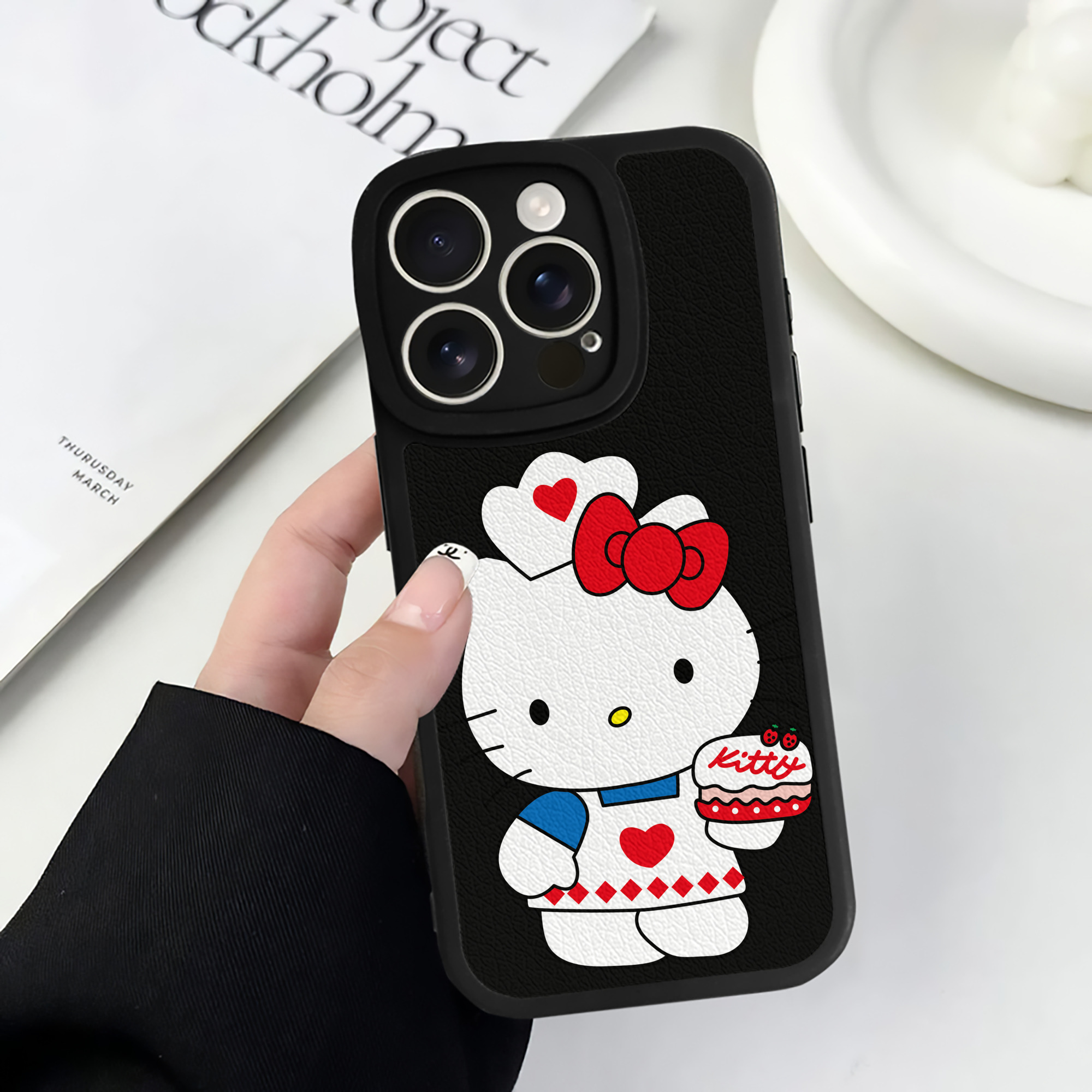 （画像用） Hello Kitty ハローキティ 【iPhone 16シリーズ対応】シリコンスマホケース（レザー調） 材質：シリコン
